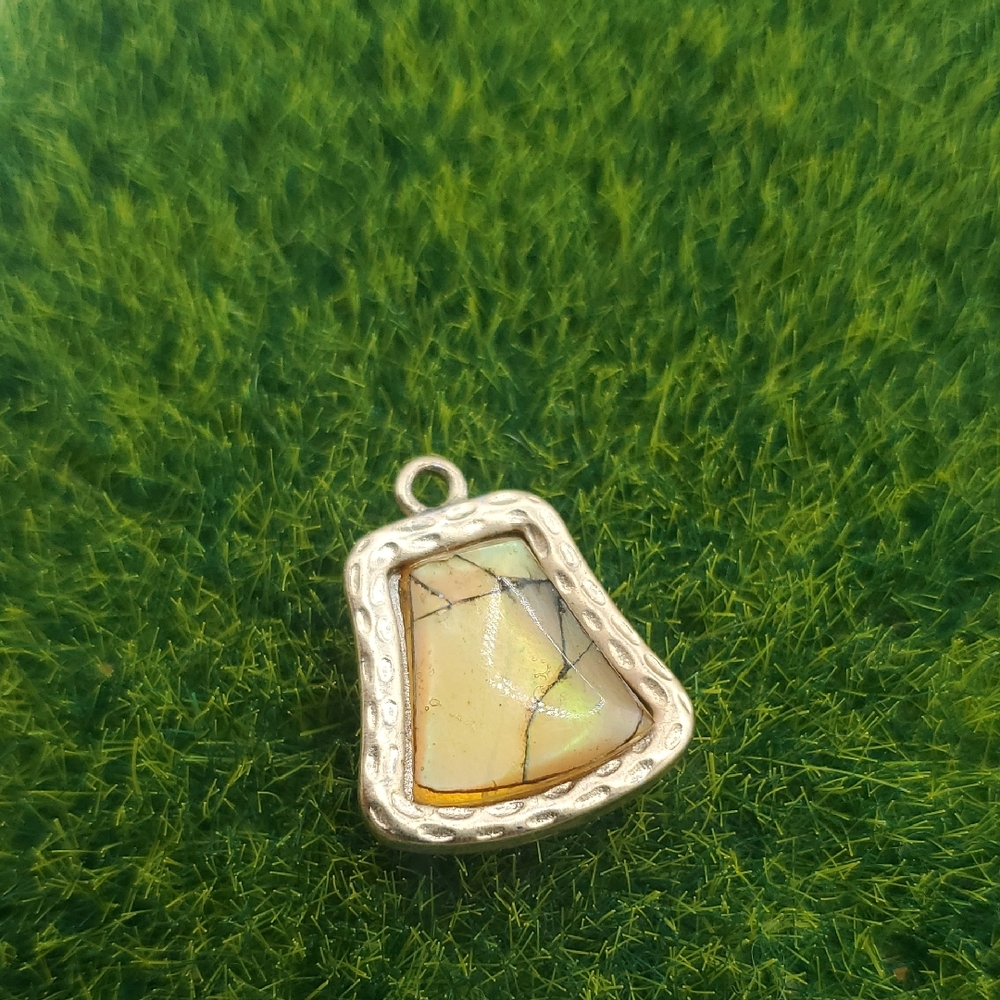 Yellow Labrodorite Pendant P401